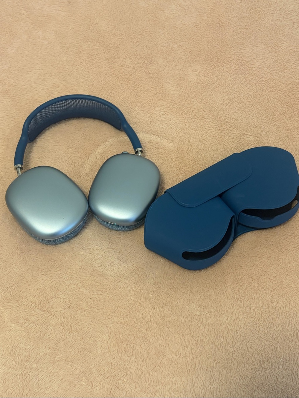 Apple AirPods Max in Silver with Deep Blue Case